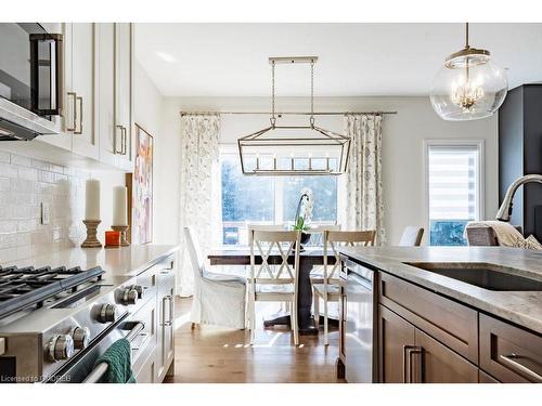 33 Emeny Lane, Guelph, ON - Indoor Photo Showing Kitchen With Upgraded Kitchen