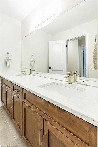 33 Emeny Lane, Guelph, ON - Indoor Photo Showing Bathroom