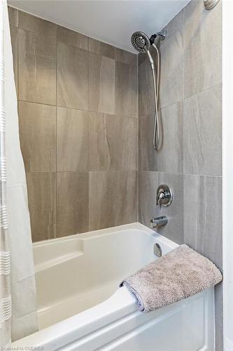 33 Emeny Lane, Guelph, ON - Indoor Photo Showing Bathroom