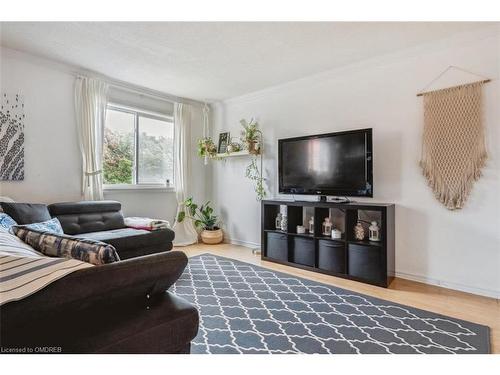 161-1066 Falgarwood Drive, Oakville, ON - Indoor Photo Showing Living Room