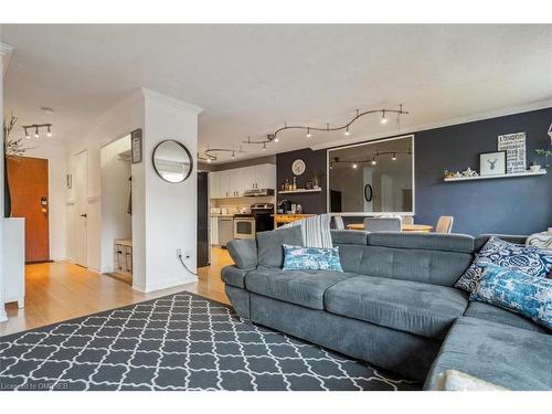 161-1066 Falgarwood Drive, Oakville, ON - Indoor Photo Showing Living Room