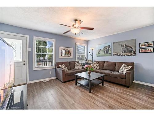 101 Mcarthur Avenue, Welland, ON - Indoor Photo Showing Living Room