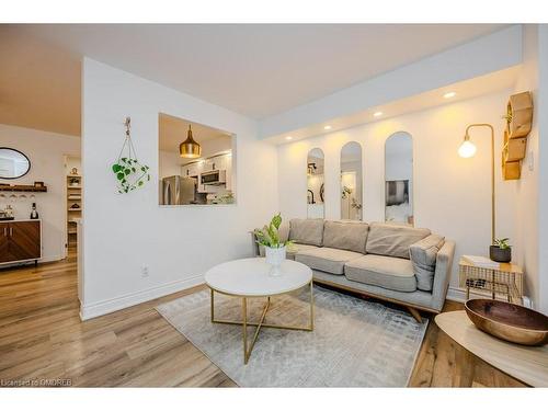 521-10 Douro Street, Toronto, ON - Indoor Photo Showing Living Room