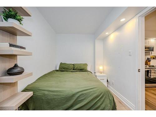 521-10 Douro Street, Toronto, ON - Indoor Photo Showing Bedroom