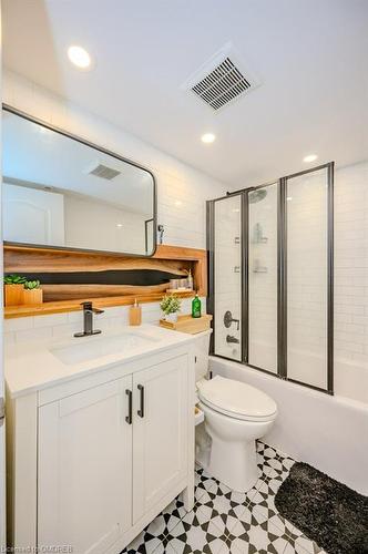 521-10 Douro Street, Toronto, ON - Indoor Photo Showing Bathroom