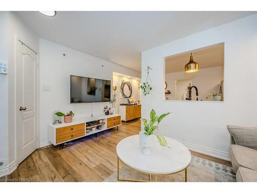 521-10 Douro Street, Toronto, ON - Indoor Photo Showing Living Room