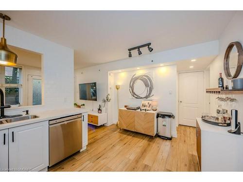 521-10 Douro Street, Toronto, ON - Indoor Photo Showing Kitchen