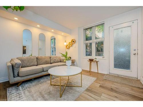 521-10 Douro Street, Toronto, ON - Indoor Photo Showing Living Room