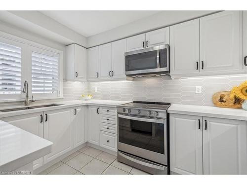 72-22 Spring Creek Drive Drive, Waterdown, ON - Indoor Photo Showing Kitchen With Upgraded Kitchen