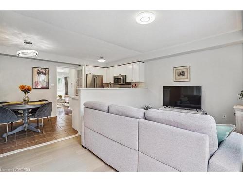 2403 Emerson Drive, Burlington, ON - Indoor Photo Showing Living Room