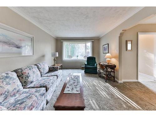 2303 Courtland Drive, Burlington, ON - Indoor Photo Showing Living Room