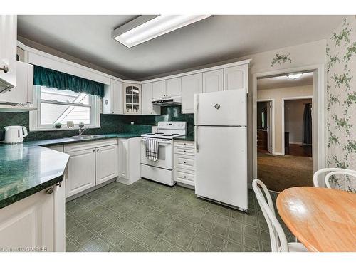 2303 Courtland Drive, Burlington, ON - Indoor Photo Showing Kitchen