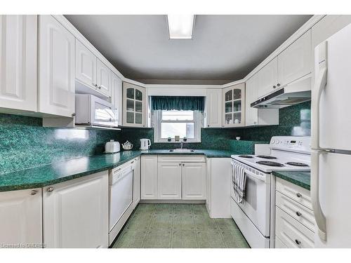 2303 Courtland Drive, Burlington, ON - Indoor Photo Showing Kitchen