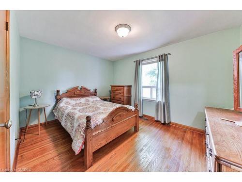 2303 Courtland Drive, Burlington, ON - Indoor Photo Showing Bedroom