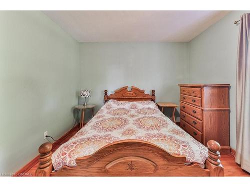 2303 Courtland Drive, Burlington, ON - Indoor Photo Showing Bedroom