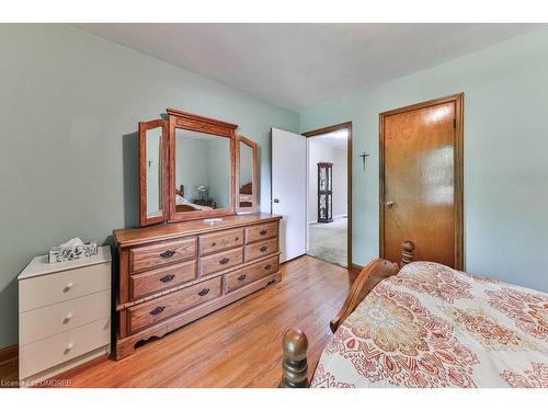 2303 Courtland Drive, Burlington, ON - Indoor Photo Showing Bedroom