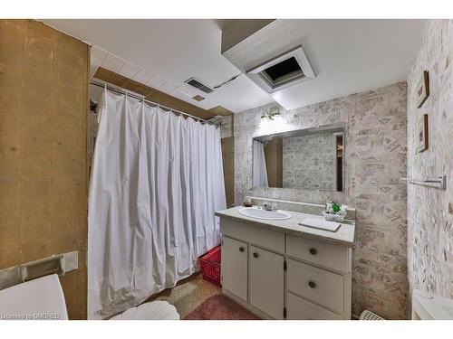 2303 Courtland Drive, Burlington, ON - Indoor Photo Showing Bathroom