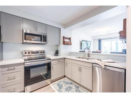 66-2080 Leanne Boulevard, Mississauga, ON - Indoor Photo Showing Kitchen With Stainless Steel Kitchen With Double Sink