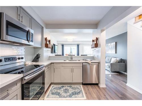 66-2080 Leanne Boulevard, Mississauga, ON - Indoor Photo Showing Kitchen With Stainless Steel Kitchen With Double Sink