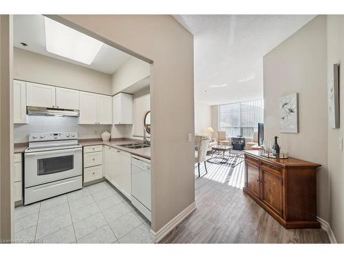 2115-100 Burloak Drive, Burlington, ON - Indoor Photo Showing Kitchen With Double Sink