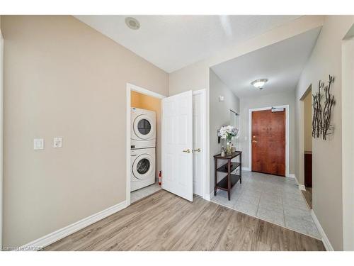 2115-100 Burloak Drive, Burlington, ON - Indoor Photo Showing Laundry Room