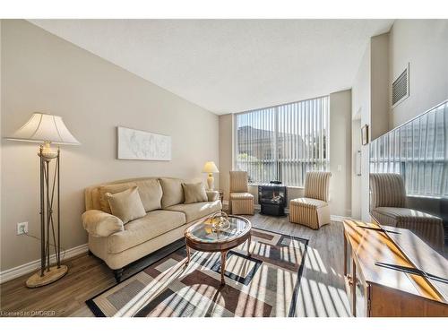 2115-100 Burloak Drive, Burlington, ON - Indoor Photo Showing Living Room