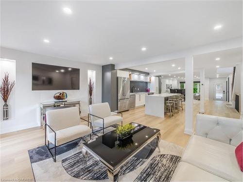 97 Edgewater Drive, Hamilton, ON - Indoor Photo Showing Living Room