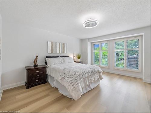 97 Edgewater Drive, Hamilton, ON - Indoor Photo Showing Bedroom