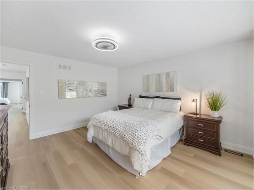 97 Edgewater Drive, Hamilton, ON - Indoor Photo Showing Bedroom