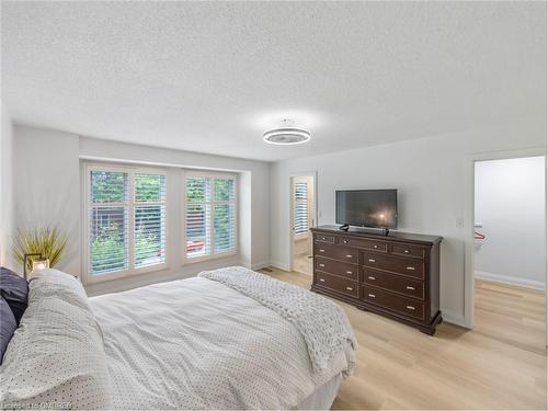 97 Edgewater Drive, Hamilton, ON - Indoor Photo Showing Bedroom