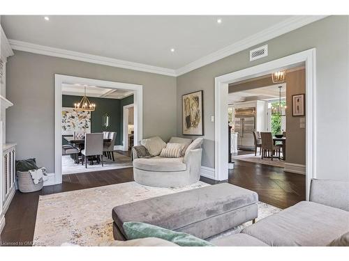 972 Montclair Avenue, Hamilton, ON - Indoor Photo Showing Living Room