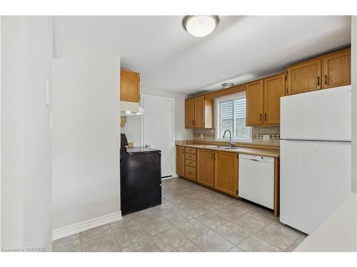 A-521 Rosemeadow Crescent, Waterloo, ON - Indoor Photo Showing Kitchen With Double Sink