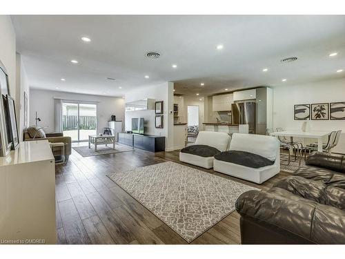 50 Beamer Avenue, St. Catharines, ON - Indoor Photo Showing Living Room