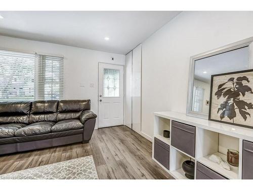 50 Beamer Avenue, St. Catharines, ON - Indoor Photo Showing Living Room