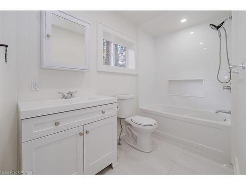 86 Woodward Street, Bracebridge, ON - Indoor Photo Showing Bathroom