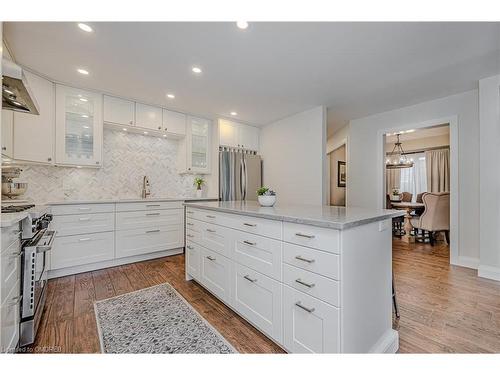 5181 Blue Spruce Avenue, Burlington, ON - Indoor Photo Showing Kitchen With Upgraded Kitchen