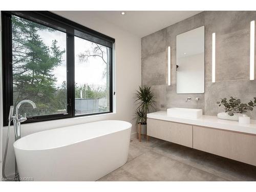 5008 Spruce Avenue, Burlington, ON - Indoor Photo Showing Bathroom