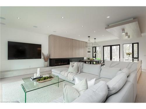 5008 Spruce Avenue, Burlington, ON - Indoor Photo Showing Living Room