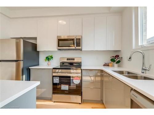 3044 Bramall Gardens, Oakville, ON - Indoor Photo Showing Kitchen With Double Sink