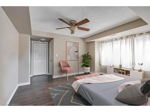 413-2055 Appleby Line, Burlington, ON - Indoor Photo Showing Bedroom