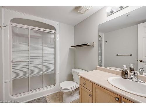 413-2055 Appleby Line, Burlington, ON - Indoor Photo Showing Bathroom