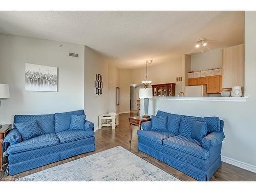 413-2055 Appleby Line, Burlington, ON - Indoor Photo Showing Living Room