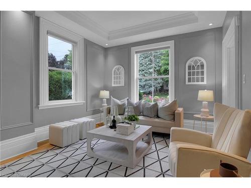 376 Pine Street, Milton, ON - Indoor Photo Showing Living Room