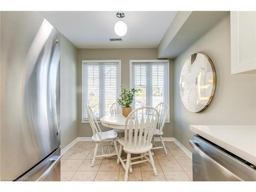 22-840 Dundas Street W, Mississauga, ON - Indoor Photo Showing Dining Room