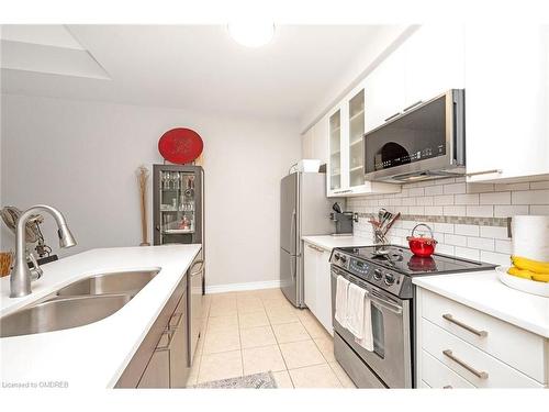 101-5070 Fairview Street, Burlington, ON - Indoor Photo Showing Kitchen With Double Sink