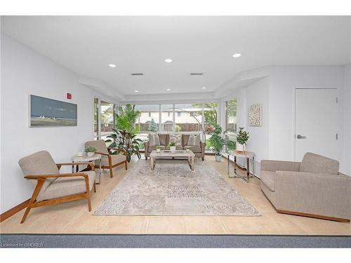 101-5070 Fairview Street, Burlington, ON - Indoor Photo Showing Living Room