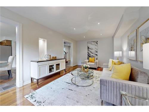 1534 Heritage Way, Oakville, ON - Indoor Photo Showing Living Room