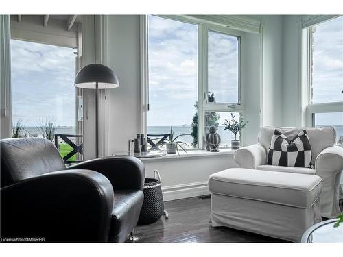 556 Mariners Way, Collingwood, ON - Indoor Photo Showing Living Room