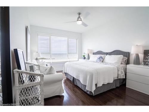 556 Mariners Way, Collingwood, ON - Indoor Photo Showing Bedroom