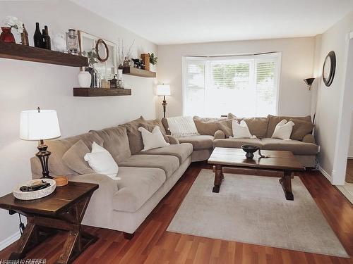 17 Oceanic Drive, Hamilton, ON - Indoor Photo Showing Living Room